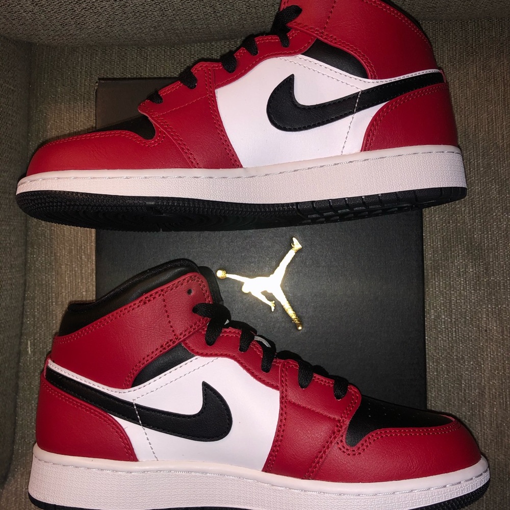 Air Jordan 1 Mid Chicago Black Toe - Picture 3 of 8